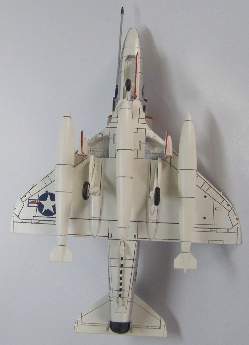 HOBBYMASTER US Navy A-4B VA-106 Gladiators 1:72 Model 1960s USS Essex 144962