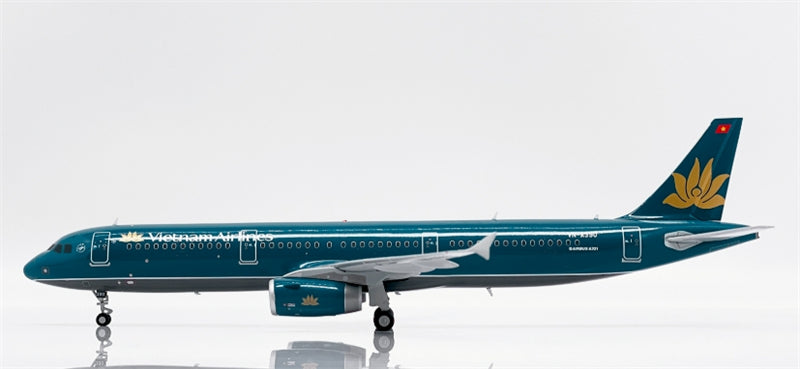 JC Wings Vietnam Airlines Airbus A321 VN-A390 1:200 Diecast Model view 4