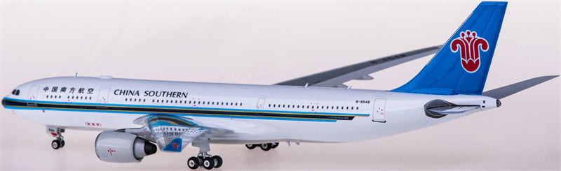 Phoenix China Southern Airbus A330-200 B-6548 1:400 Diecast Model view 4