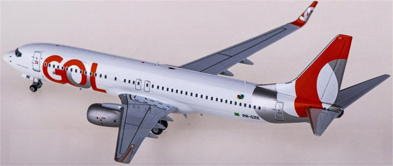 NG Models GOL Boeing 737-800 PR-GZE 1:400 Diecast Model view 2