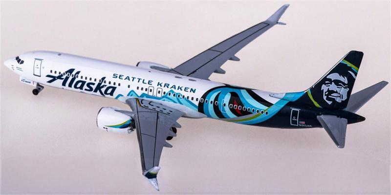 AeroClassics Alaska Airlines Boeing 737 MAX 9 N915AK 1:400 Diecast Model view 2