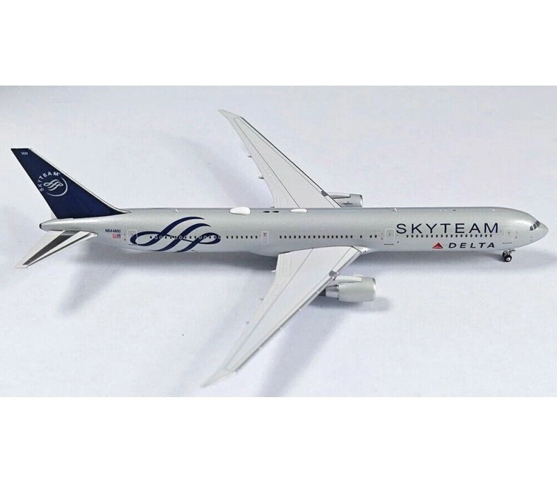 PandaModel 1:400 Delta Air Lines B767-400ER N844MH DIECAST Model
