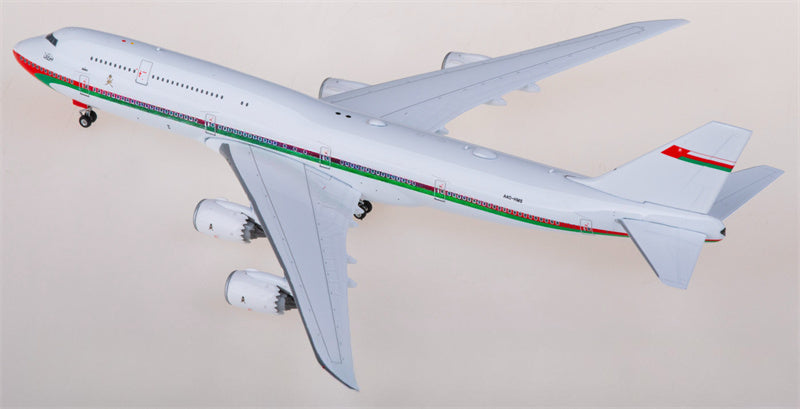 Phoenix 1:400 Oman Royal Flight Boeing 747-8 A4O-HMS Diecast Model view 4
