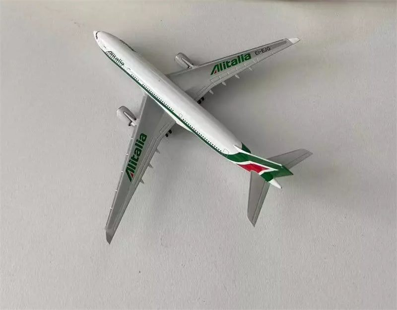 Herpa Alitalia Airbus A330-200 1:500 Diecast Model view 1