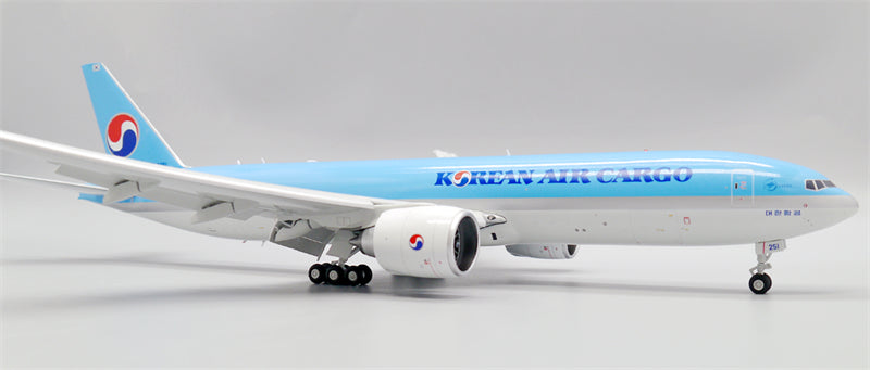 JC Wings 1:200 Korean Air Boeing 777-200F HL8251 Flaps down Diecast Model view 12