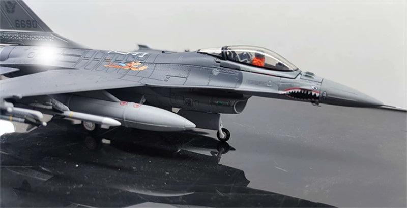 ALBATROS Taiwan Air Force F-16A 1:72 Model Flying Tigers 6690