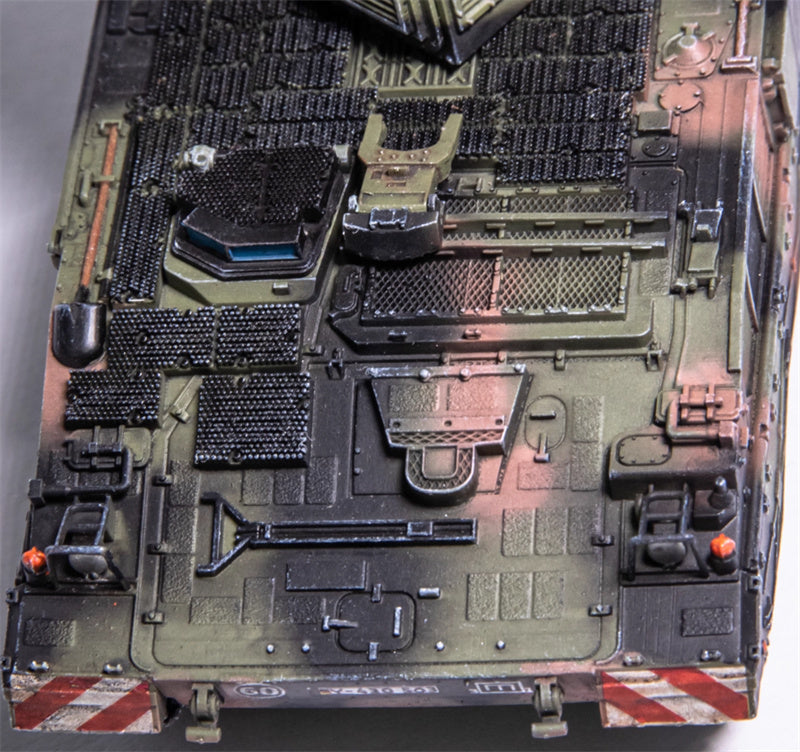 AM German PZH2000 self-propelled howitzer NATO tricolor 1:72 Tank Pre-built Model