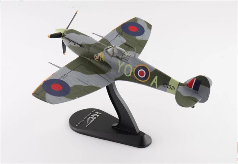 HOBBY MASTER Spitfire Mk. Vb EN921 flown by F/O Jack Sheppard No. 401 Sqn. RCAF 1943 1:48 Airplane Pre-built Model
