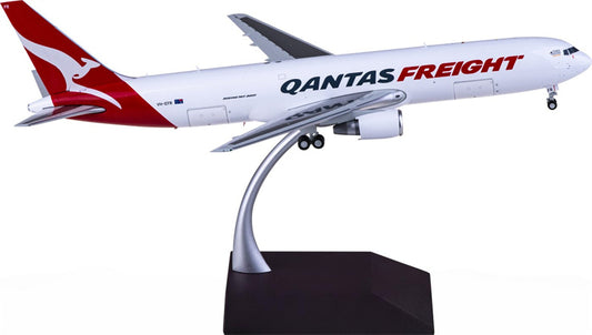 Geminijets Qantas Boeing 767-300 VH-EFR Interactive Series 1:200 Diecast Model view 1