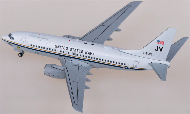 JC Wings US Navy Boeing 737-700 C-40A Clipper 165832 1:400 Diecast Model view 4