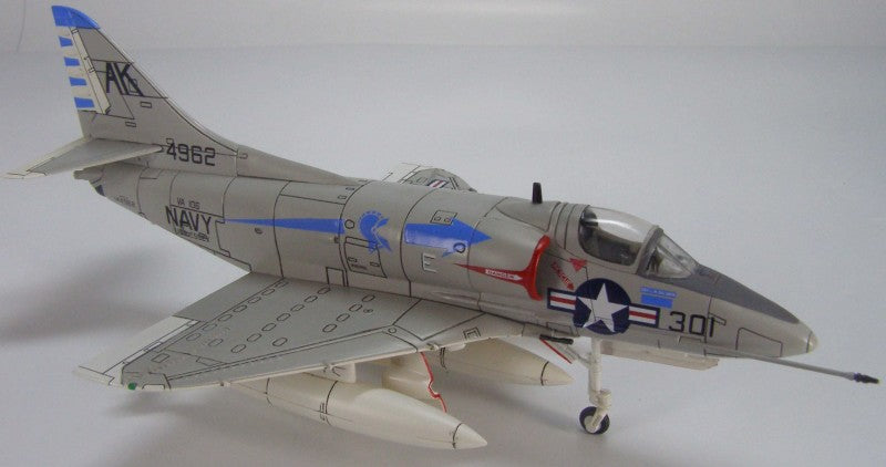 HOBBYMASTER US Navy A-4B VA-106 Gladiators 1:72 Model 1960s  USS Essex 144962
