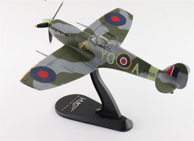 HOBBY MASTER Spitfire Mk. Vb EN921 flown by F/O Jack Sheppard No. 401 Sqn. (RCAF) 1943 1:48 Aircraft Pre-built Model