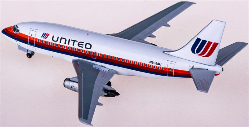 AeroClassics United Airlines Boeing 737-200 N9068U 1:400 Diecast Model view 2