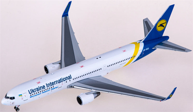 Phoenix Ukraine International Boeing 767-300ER UR-GED 1:400 Diecast Model view 2