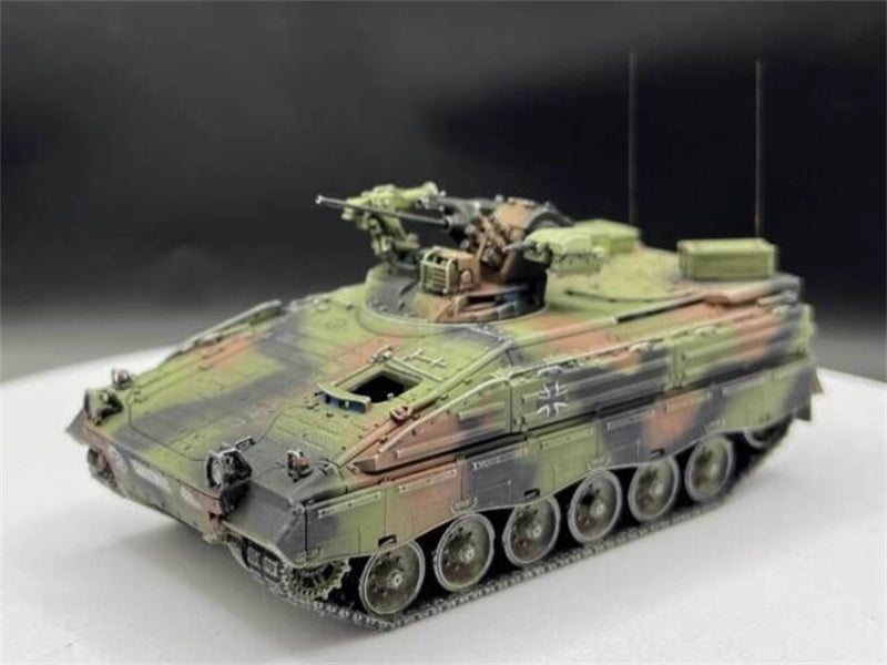 AM German Weasel Infantry Fighting Vehicle NATO Tricolor 1:72 Tank Pre-built Model