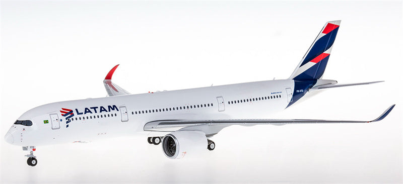 Phoenix LATAM Airbus A350-900 PR-XTD 1:200 Diecast Model view 3