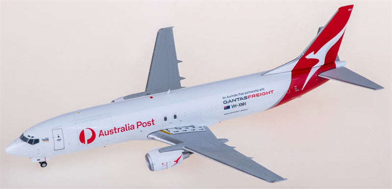 JC Wings Qantas Boeing 737-400SF VH-XNH 1:200 Aircraft Pre-built  Airliner Model Display
