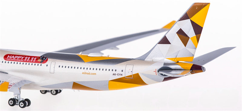 Phoenix Etihad Airways Airbus A330-200 A6-EYH 1:400 Diecast Model view 4