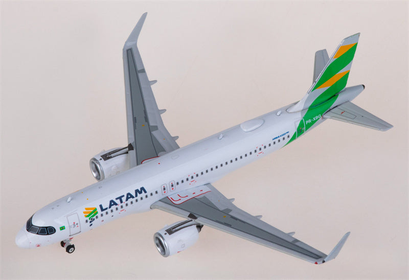 Phoenix LATAM Airbus A320neo PR-XBG 1:400 Diecast Model view 1