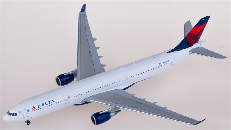 Geminijets Delta Air Lines Airbus A330-300 N829NW 1:400 Diecast Model view 2