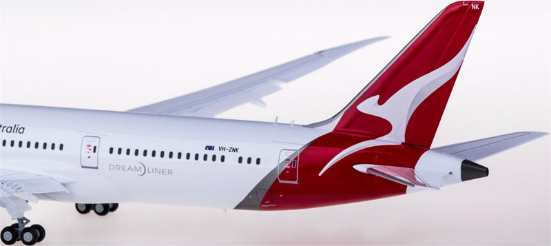 Geminijets Qantas Boeing 787-9 VH-ZNK Flaps Down 1:200 Diecast Model view 4