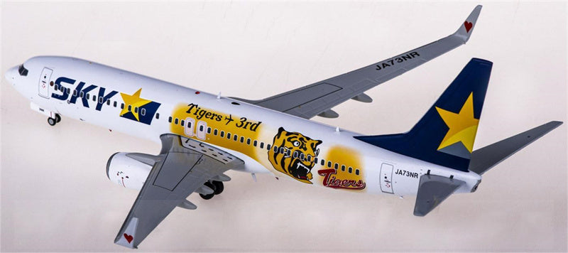 JC Wings Skymark Airlines Boeing 737-800 JA73NR 1:200 Diecast Model view 2