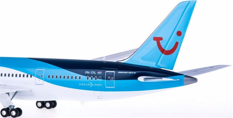 Herpa TUI Airways Boeing 787-8 PH-TFL 1:200 ABS Model view 3