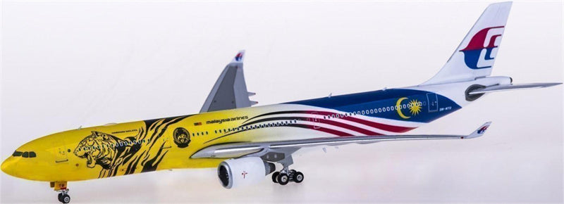 Phoenix Malaysia Airlines Airbus A330-300 9M-MTG 1:400 Diecast Model view 2