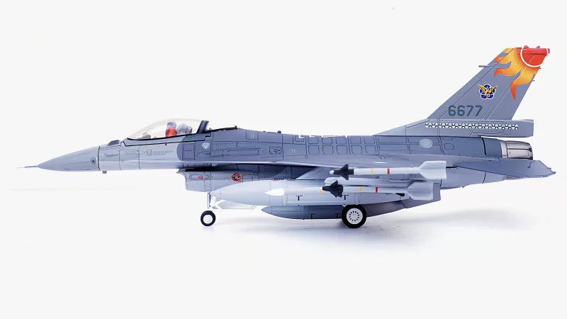 ALBATROS Taiwan Air Force F-16A  1:72 Model   Red Sun 6677