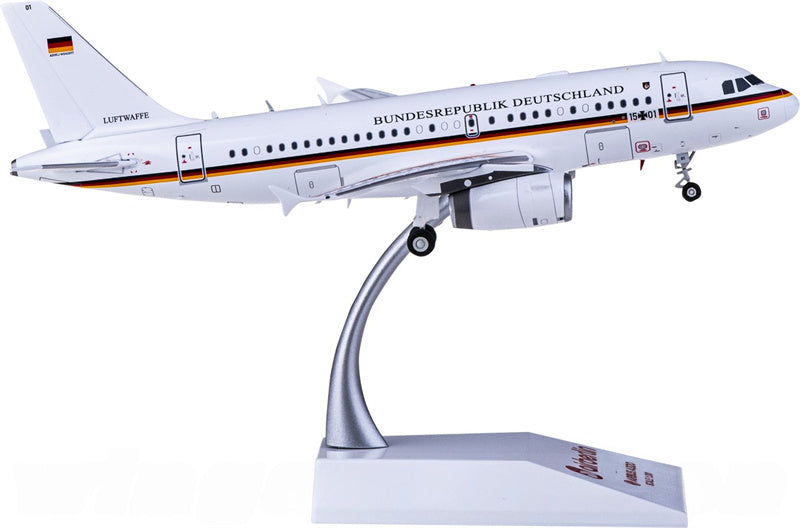 JC Wings Luftwaffe Airbus A319 15+01 1:200 Diecast Model view 2