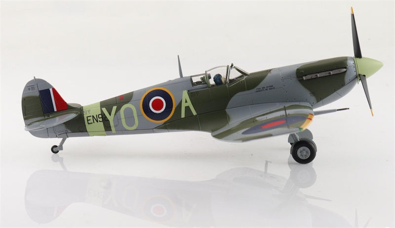 HOBBY MASTER Spitfire Mk. Vb EN921 flown by F/O Jack Sheppard No. 401 Sqn. (RCAF) 1943 1:48 Aircraft Pre-built Model
