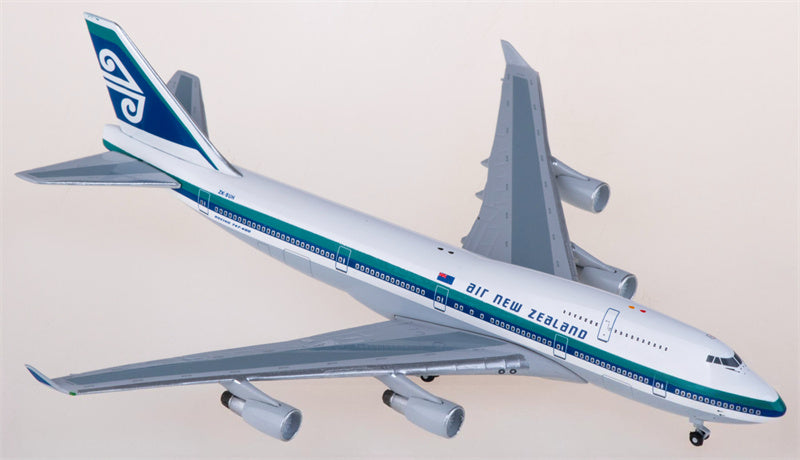 AeroClassics Air New Zealand Boeing 747-400 ZK-SUH 1:400 Diecast Model view 2