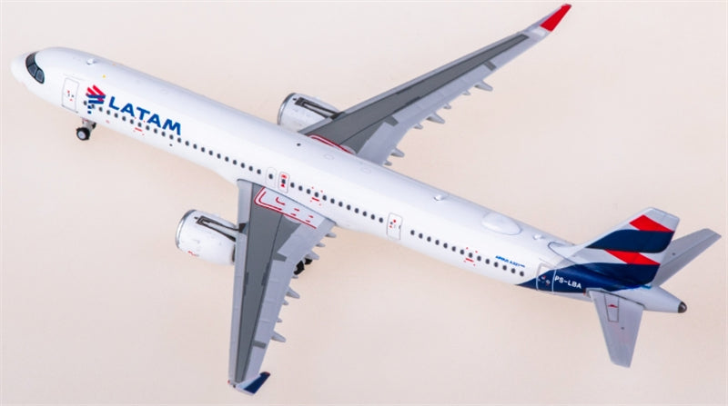 Phoenix LATAM Airbus A321 PT-XPQ 1:400 Diecast Model view 3