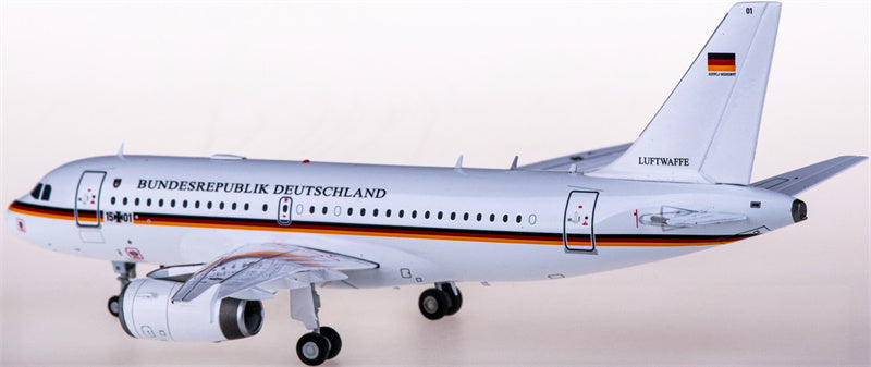 JC Wings Luftwaffe Airbus A319 15+01 1:200 Diecast Model view 3