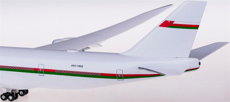Hogan Royal Flight of Oman Boeing 747-8 A4O-HMS 1:200 ABS Model view 4