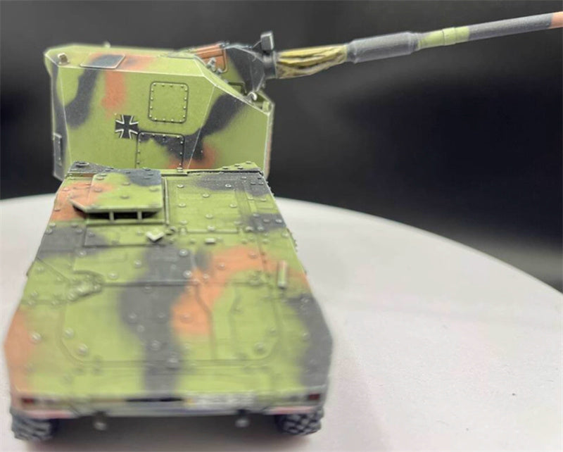 AM German Boxer armored vehicle RCH155mm howitzer GTK 1:72 Tank Pre-built Model