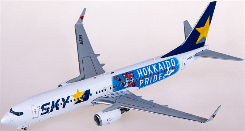 JC Wings Skymark Airlines Boeing 737-800 JA73NX 1:200 Diecast Model view 3