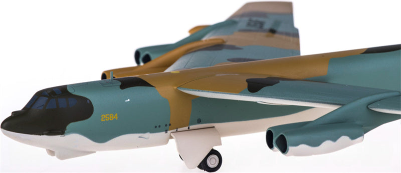 Herpa USAF Boeing B-52G Stratofortress 59-2584 1:200 Diecast Model view 4