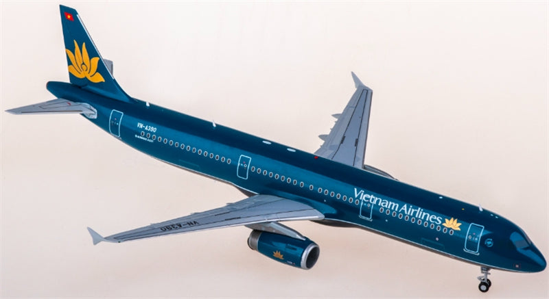 JC Wings Vietnam Airlines Airbus A321 VN-A390 1:200 Diecast Model view 1