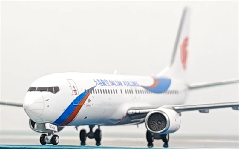 AeroPolaris 1:400 Dalian Airlines Boeing 737-800 B-5850 Diecast Model view 5
