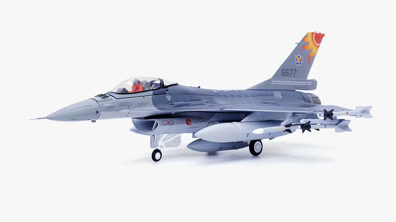 ALBATROS Taiwan Air Force F-16A  1:72 Model   Red Sun 6677