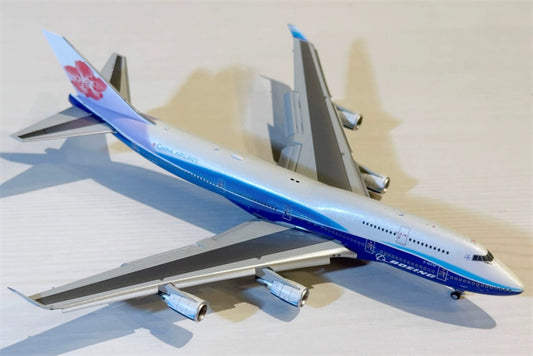 HX Models 1:400 China Airlines B747-400 B-18210 Flaps down DIECAST Model