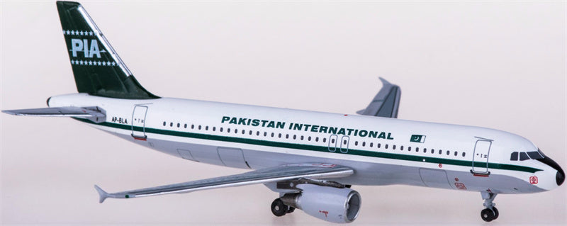 AeroClassics PIA Airbus A320 AP-BLA Retro paint 1:400 Diecast Model view 3