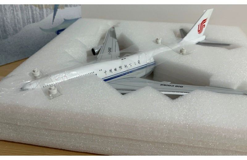 SQ Wings 1:200 Air China B747-8I B-2482 Flaps down DIECAST Model