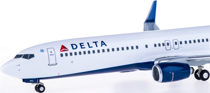 Herpa Delta Air Lines Boeing 737-900ER N802DN 1:200 ABS Model view 2