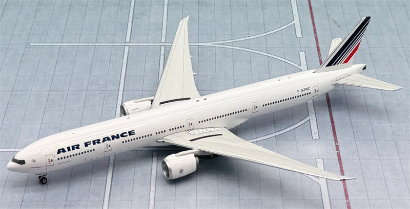 Phoenix 1:400 Air France B777-300 F-GZNC DIECAST Model