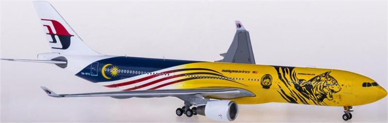 JC Wings Malaysia Airlines Airbus A330-300 9M-MTG Tiger Painting 1:400 Diecast Model view 2