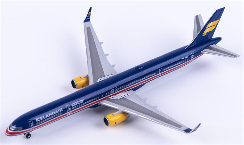 Herpa Icelandair Boeing 757-300 TF-ISX 1:500 Diecast Model view 1
