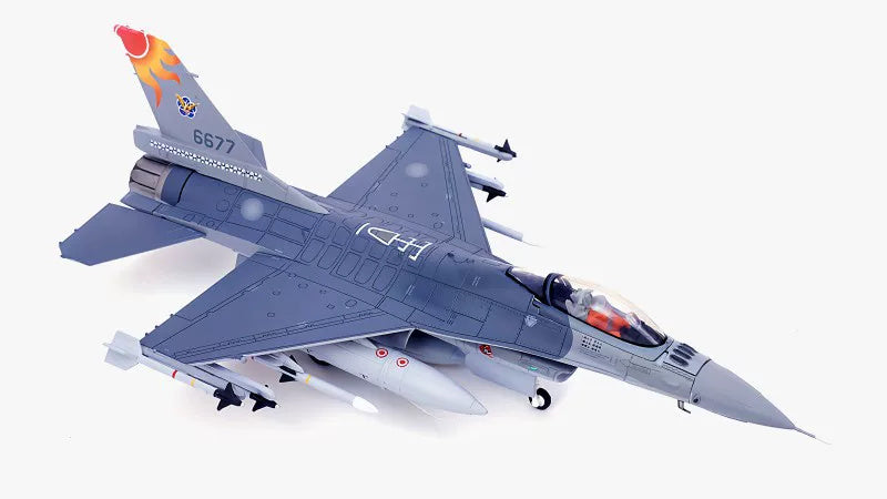 ALBATROS Taiwan Air Force F-16A  1:72 Model   Red Sun 6677