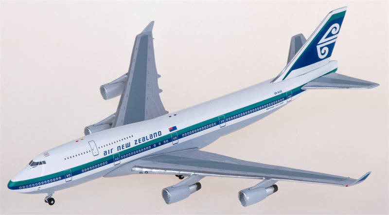 AeroClassics Air New Zealand Boeing 747-400 ZK-SUH 1:400 Diecast Model view 3